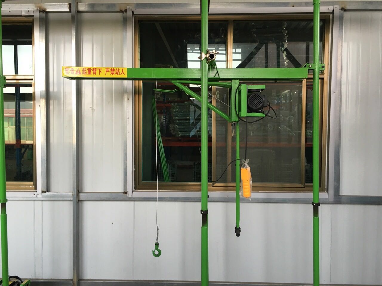 立柱直滑吊運機